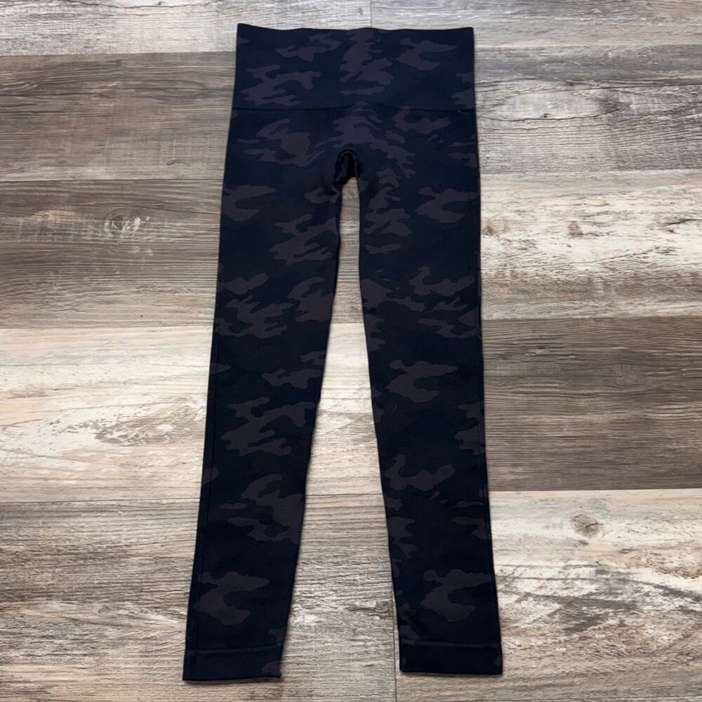Spanx Look At Me Now Black Green Camo Womens XS Stretch Seamless Yoga Leggings